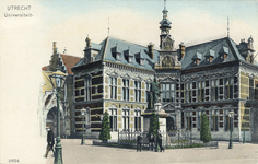 296 Gezicht op het Academiegebouw (Munsterkerkhof 29) te Utrecht met op de voorgrond het standbeeld Jan van Nassau ...